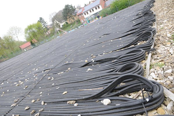 2018 wurde die alte Solarabsorberanlage zum Aufheizen des Freibadwassers ausgetauscht. Die alte auf unserem Foto war teils so beschädigt, sodass das Wasser an mehreren Stellen wie kleine Springbrunnen aus den Kunststoffschläuchen sprudelte. - © Anja Hanneforth