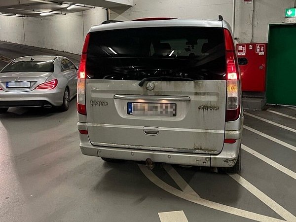 Geparkter Van auf Sperrfläche - © Bielefeld