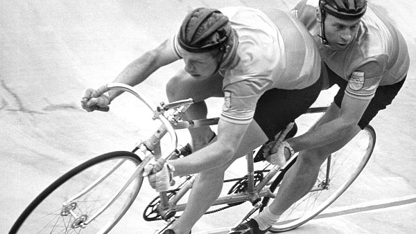 Bielefelder Klaus Kobusch (vorne) gewann mit Willi Fuggerer (r.) bei den Olympischen Spiele 1964 in Tokio Tandem-Bronze. - © Förderverein Radrennbahn Bielefeld