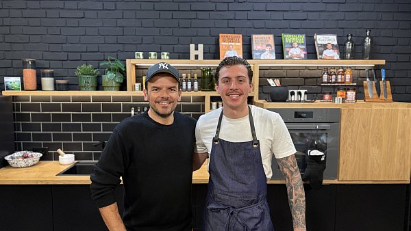 TV-Koch Steffen Henssler hat seinem The Taste-Schützling Antonio "Toni" Zaza aus Halle einen Job in seiner Eventlocation "Hensslers Küche" in Hamburg-Altona angeboten. Da musste Toni nicht lange überlegen. - © Hensslers Küche