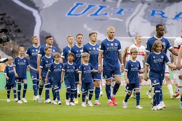 Joshua Raaf darf neben DSC-Profi Felix Hagmann ins Olympiastadion einlaufen. - © getty für Volkswagen - Alexander Scheuber