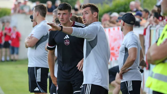 Nürnbergs Trainer Miroslav Klose weist Semir Telalovic den Weg nach Bielefeld. - © IMAGO/Jan Huebner