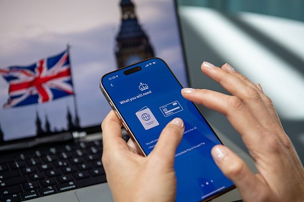 Für die Einreise nach Großbritannien benötigt man eine elektronische Einreisegenehmigung ETA, die vom 25. Februar an strikt geprüft werden soll. Die ETA holt man sich am besten per App. - © Nico Tapia/dpa-tmn