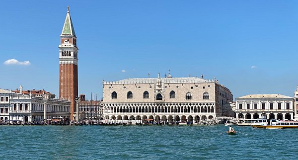 Venedig wird auch 2026 Eintritt kosten. Die Gebühr von zehn Euro für Tagestouristen wird an 60 Tagen zwischen Anfang April und Ende Juli fällig. Übernachtungsgäste sind ausgenommen, sie zahlen eine Kurtaxe. - © Stefan Weißenborn/dpa-tmn