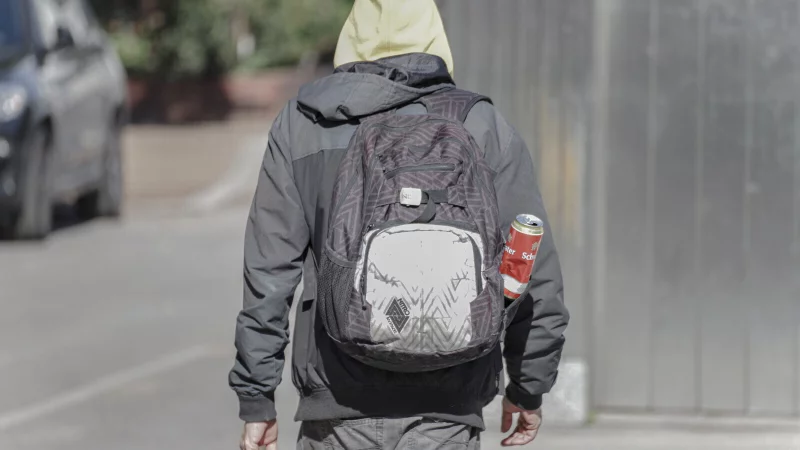 Nur mit der Kleidung, die er getragen hat, und einem Rucksack ist Marcus T. (Name von der Redaktion geändert) Ende 2024 aus London nach Bielefeld gekommen. - © picture alliance / Tobias Steinmaurer / picturedesk.com | Tobias Steinmaurer