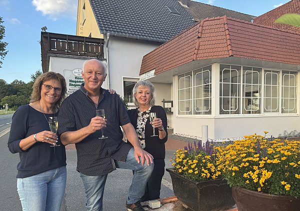 Verena Hermanns, Christian Singenstroth und Elke Uphaus (v. l.) freuen sich auf das 100-jährige Jubiläum des Gasthauses Hagemeyer-Singenstroth. - © Anke Schneider