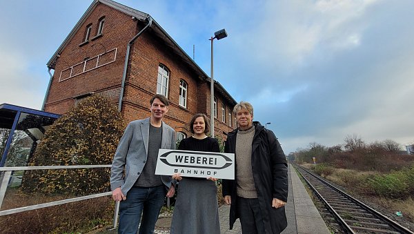Das Bürgerkiez-Management-Team mit Steffen Böning, Jana Felmet und Andreas Oehme wird den "Weberei Bahnhof" in Borgholzhausen aufbauen. - © Marc Uthmann