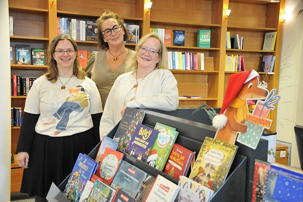Das Team der Steinhagener Buchhandlung: Anne Herbrechtsmeier (v. l.), Susanne Abels und Nathalie Hunke. Auch in Versmold und Halle gab es Übernahmen. - © Frank Jasper