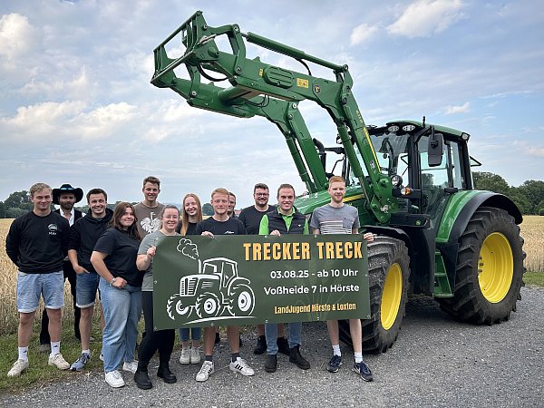 Die Landjugenden Hörste und Loxten vor der Premiere. Der "Trecker Treck" wird zum vollen Erfolg. - © Tobias Barrelmeyer