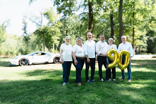 Fotoshooting mit Ford GT im Stadtpark: Ursula Quakernack (v. l.), Nicole und Oliver Quakernack, André Quakernack sowie Bärbel und Uwe Quakernack sind stolz auf 90 Jahre Unternehmensgeschichte in Versmold. - © Ford Hagemeier
