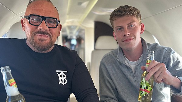 Till Hülsmann (r.) hatte sich im Social-Media-Bereich selbstständig gemacht und sich in der Branche einen guten Namen erarbeitet. Unternehmer Andreas Herb (l.) wurde auf den Haller aufmerksam und holte ihn in seine Firma. - © Till Hülsmann
