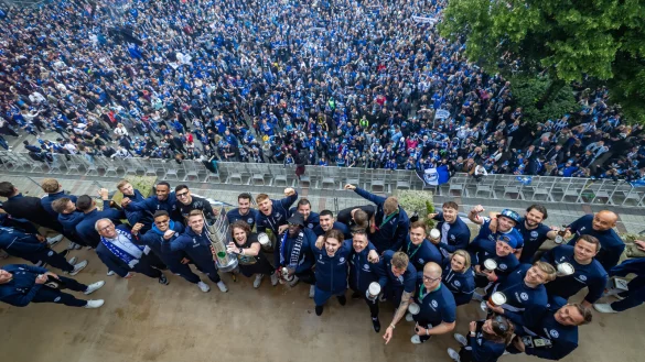 Den Arminen bleibt auch nach dem verlorenen DFB-Pokalfinale Grund, sich auf dem Rathausbalkon von Zehntausenden Fans feiern zu lassen. - © Sarah Jonek