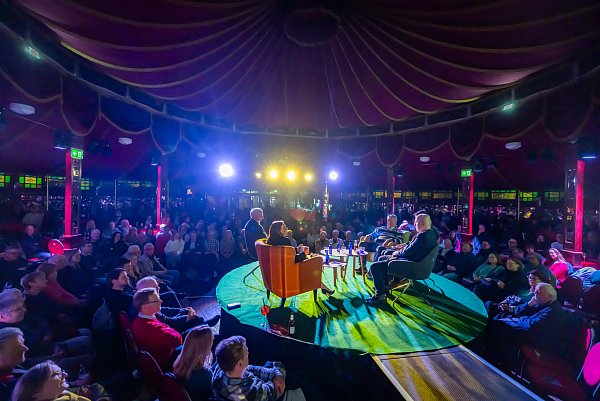 In diesem Jahr ging es im Spiegelzelt in Bielefeld beim Live-Podcast um den Wirtschaftsskandal Balsam. - © Sarah Jonek