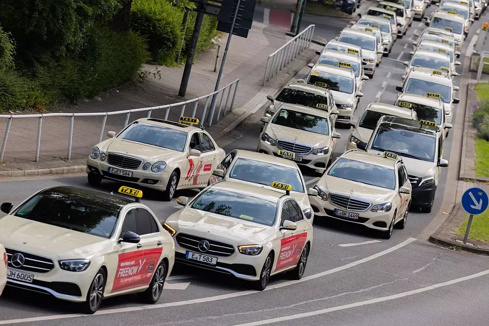 In ganz Deutschland sind Taxifahrer zuletzt gegen die günstige Konkurrenz der Mietwagenfahrten auf die Straße gegangen. (Archivbild) - © Rolf Vennenbernd/dpa