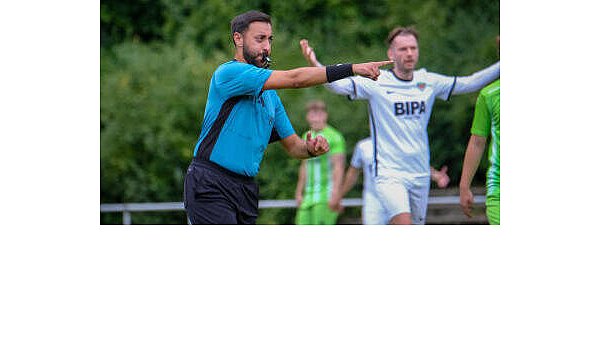 Bielefelds Schirichef Gürhan Celik gibt auf und neben dem Platz die Richtung vor. - © Andreas Zobe