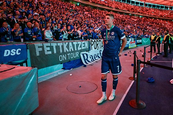 Nach dem DFB-Pokal-Finale gegen den VfB Stuttgart applaudieren die Arminia-Fans Julian Kania. - © Teresa Kroeger/RHR-FOTO