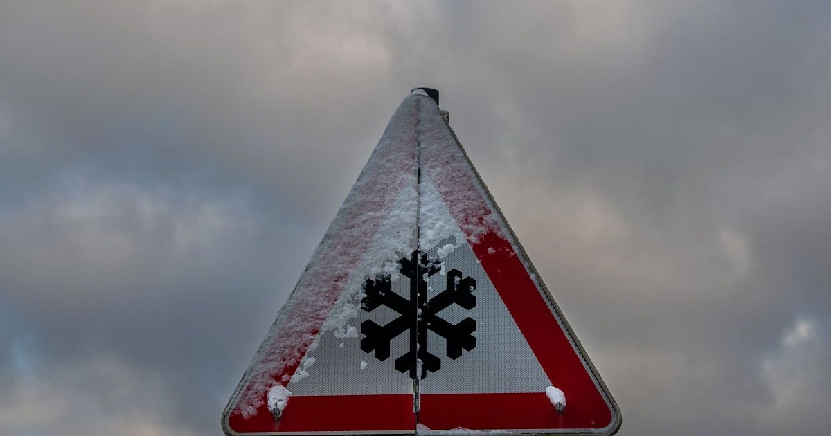 Zahlreiche Unfälle durch spiegelglatte Straßen in ganz Lippe, Massenkarambolage auf B239 | Lokale Nachrichten aus Lippe