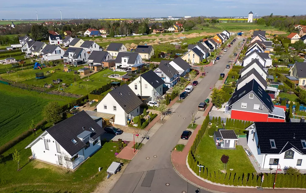 Der Neubau stockt, zuletzt zogen aber die Baugenehmigungen für Eigenheime an. (Archivbild) - © Jan Woitas/dpa-Zentralbild/dpa