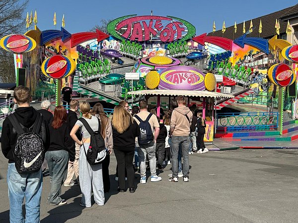 Lange Schlangen zur Happy Hour: Die Jacken konnten bei der Kirmes in Versmold tagsüber getrost zu Hause gelassen werden. - © Tasja Klusmeyer