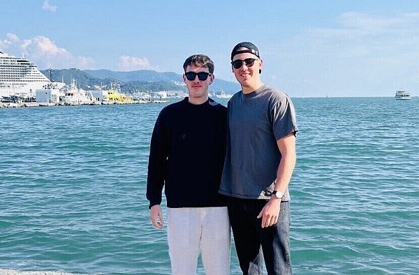 Am Hafen zurückgelassen: Finn Niemann und Ben Wöstmann waren im Oktober gezwungen, kurzfristig umzuplanen. - © Finn Niemann