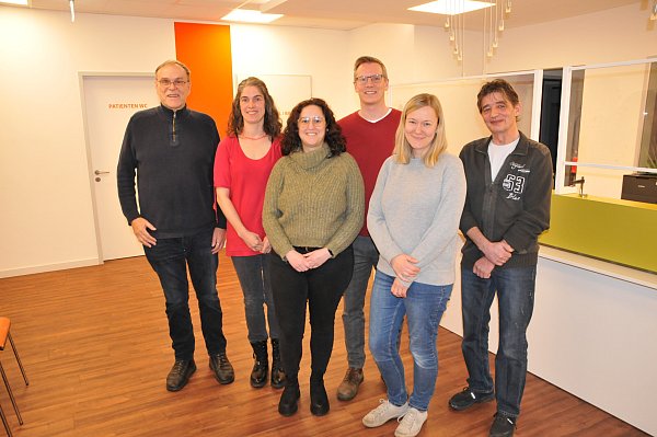 Apotheker Lutz Heitland (v. l.), Hausärztin Carolin Saada, leitende MFA Christine Onaran, Hausarzt Kai Kleinholz, Apothekerin Christina Heitland und Hausarzt Alexander Hirsch beim Pressetermin im November. - © Frank Jasper