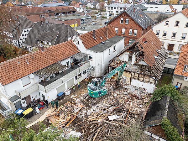 Ein bewegender Moment: Ein historisches Haus an der Langen Straße in Halle wird Anfang November abgerissen. - © Ulrich Fälker