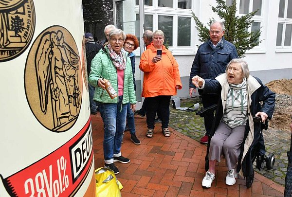 Mit einer schwungvollen Steinhäger-Schnaps-Taufe weihte Brennerei-Erbin Winnifred Schlichte (97) die neue Riesen-Kruke im Oktober ein. - © Jonas Damme