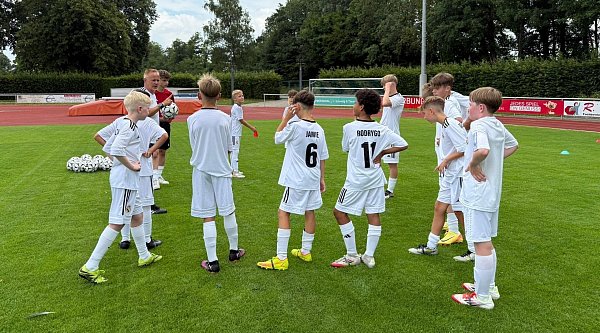 Etwa 30 Kinder nehmen am zweiten Fußball-Camp von Real Madrid der Spvg. Versmold teil. Beinahe muss die Veranstaltung abgebrochen werden. - © Julia Höppner