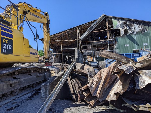 Die Flammen haben an einer Produktionshalle auf dem Gelände der Kartoffelmanufaktur Pahmeyer hohen Schaden angerichtet. - © Anja Hanneforth