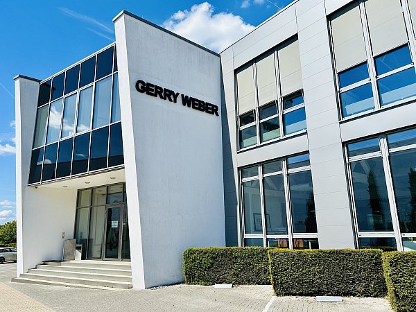 Ausverkauf in der Firmenzentrale von Gerry Weber: Im März meldet das Haller Modeunternehmen Gerry Weber Insolvenz an, fünf Monate später ist der Standort in Halle abgewickelt, allein hier haben mehr als 280 Mitarbeitende ihren Arbeitsplatz verloren. - © Nicole Donath