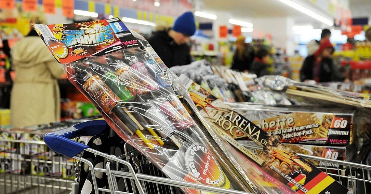 Container an Bielefelder Supermarkt geknackt: Täter haben es auf Pyrotechnik abgesehen