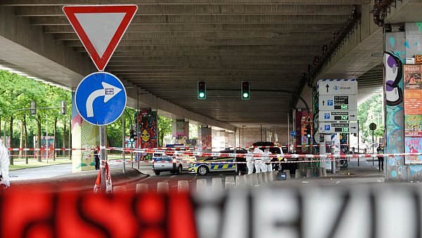 Ein mutmaßlicher Attentäter hat in Bielefeld fünf Personen zum Teil schwer mit seinen Messern verletzt. Die Spurensicherung nimmt am Morgen nach der Tat die Beweise auf. - © Paul Brinkmann