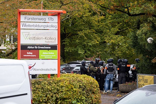 Wegen eines Messerangriffs auf eine Schülerin war die Polizei am Paderborner Westfalen-Kolleg im Großeinsatz. - © Niklas Tüns
