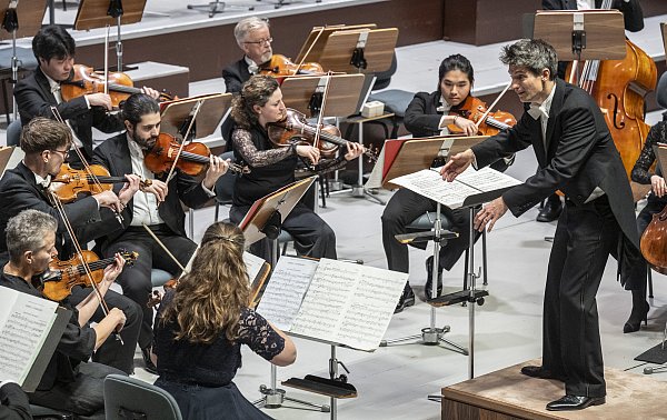 Die Bielefelder Philharmoniker bieten Klassik mit Lounge-Finale zum Entspannen nach der Arbeit. - © Jörg Dieckmann