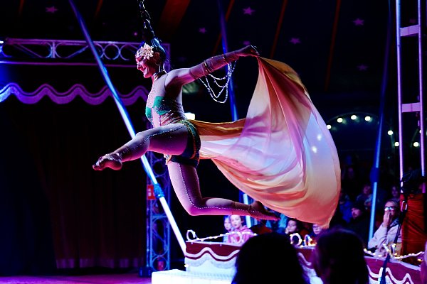 Der Wintercircus Lieberum am Gleisdreieck bietet rund um Silvester besondere Familienpreise - und ganz viel Zirkusakrobatik. - © Peter Unger