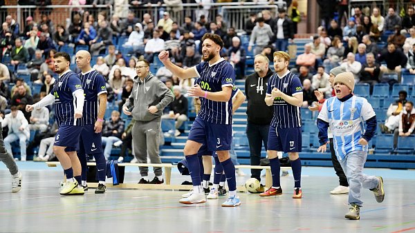 Die Spieler des Underdogs TuS Hoberge Uerentrup freuten sich über den unerwarteten Einzug ins Halbfinale. - © Peter Unger