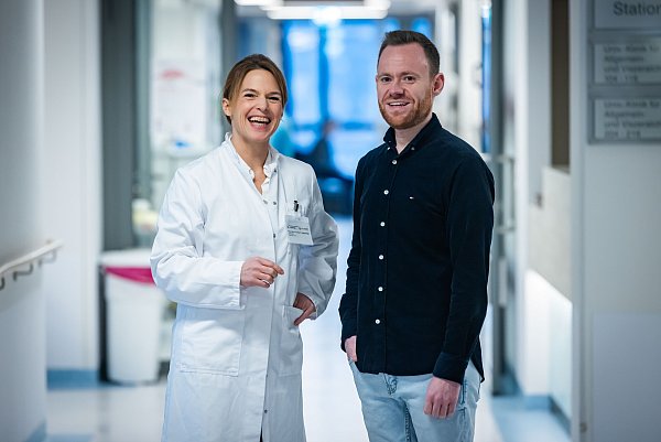 Carolina Pape-Köhler ist Chefärztin der Adipositas-Klinik am Standort Rosenhöhe des Klinikums Bielefeld. Sie ist froh, dass es Dennis Buschmann (29) nach seiner Magenverkleinerung sehr gut geht und er sein Gewicht gehalten hat.
Adipositas Klinik. - © Sarah Jonek