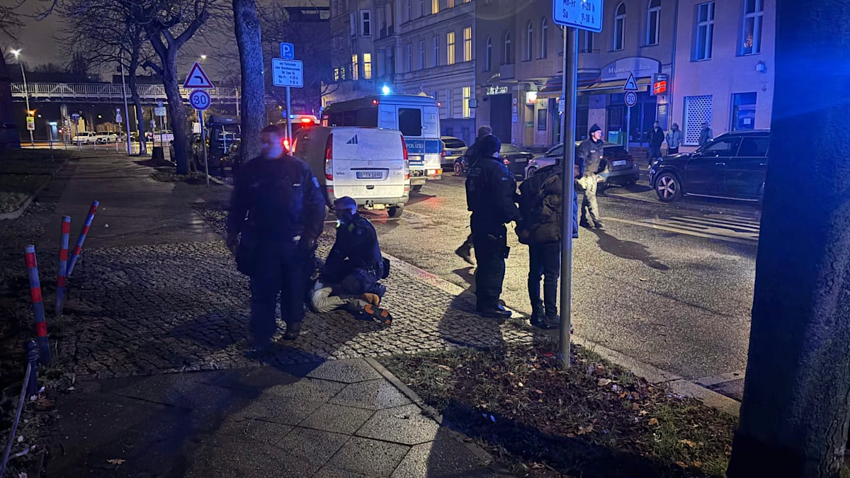 Silvester 2025/2026 im Ticker ++ Raketen werden in Berlin waagerecht geschossen – Angriff auf Streifenwagen – Festnahmen ++