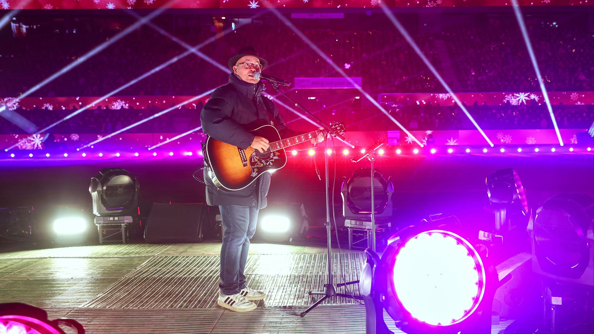 Björn Heuser im Rhein-Energie-Stadion bei „Loss mer Weihnachtsleeder singe“.