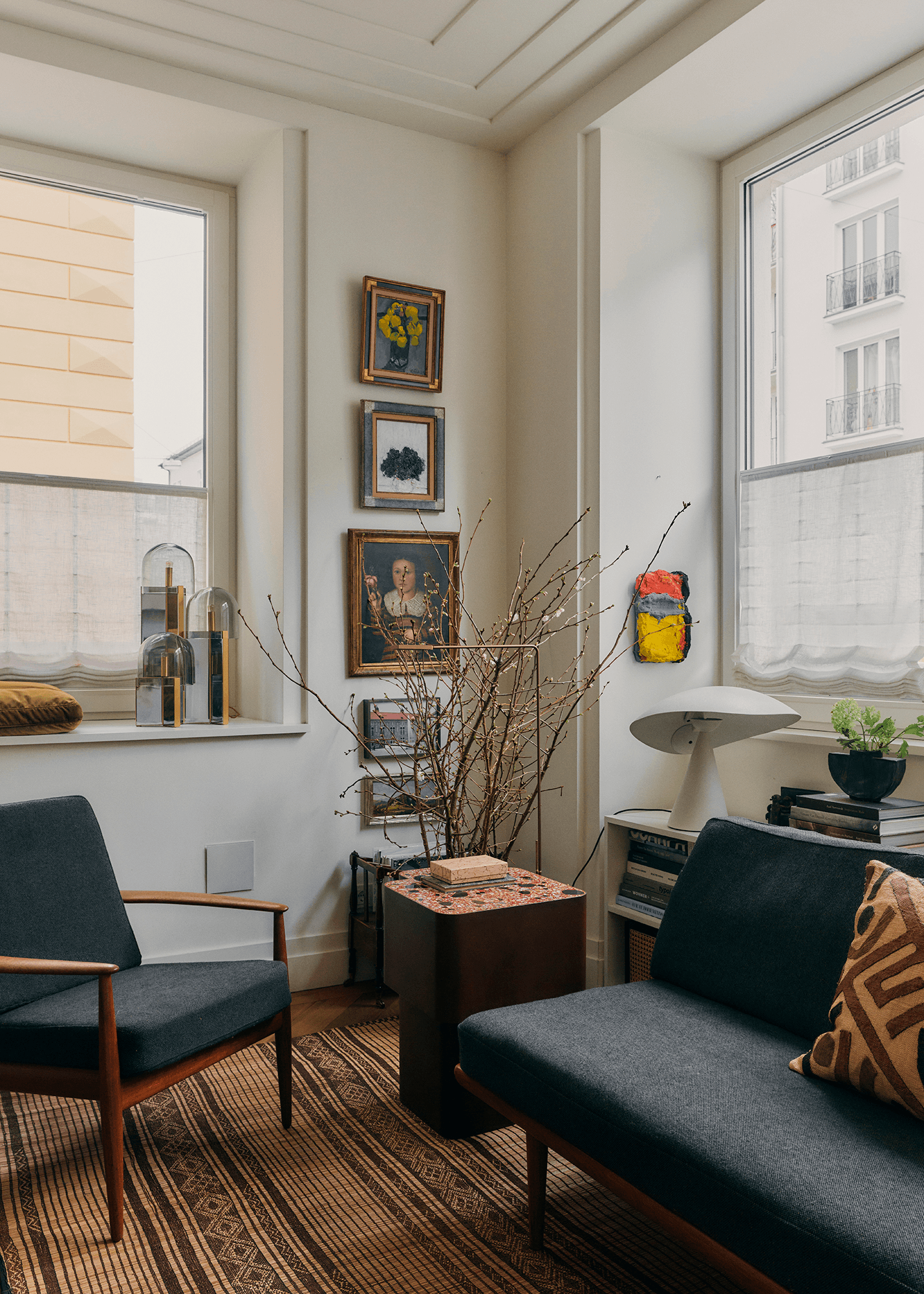 Sitzecke mit Sofa und Sessel in Regina Hoefters Wohnzimmer