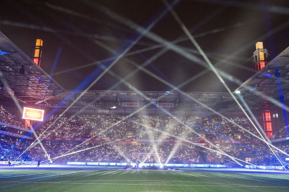Zehntausende bei „Loss mer Weihnachtsleeder singe“ im FC-Stadion