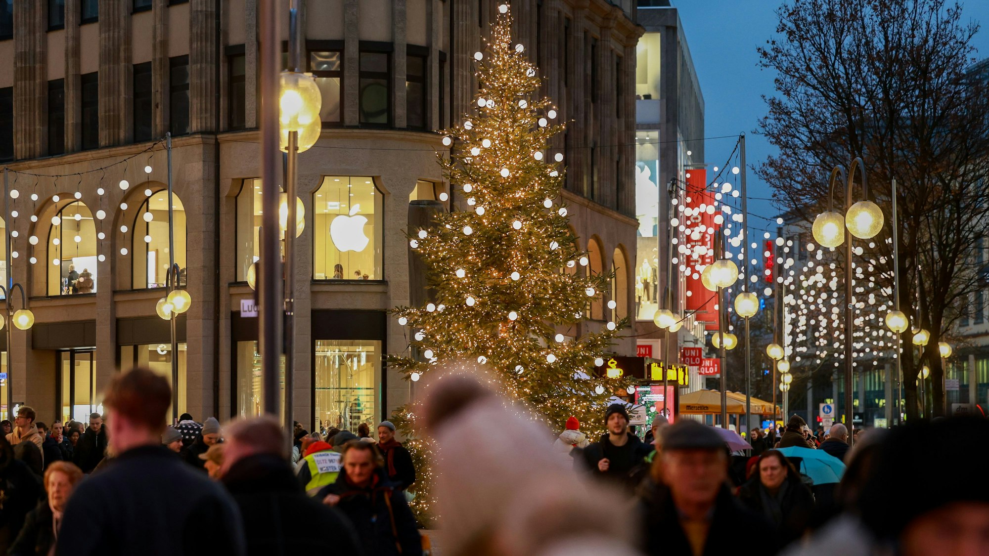 16.12.2024, Köln: Weihnachtsbeleuchtung, Winterbeleuchtung in Köln.
Blick in die Schildergasse mit grossem Weihnachtsbaum.

copyright Michael Bause