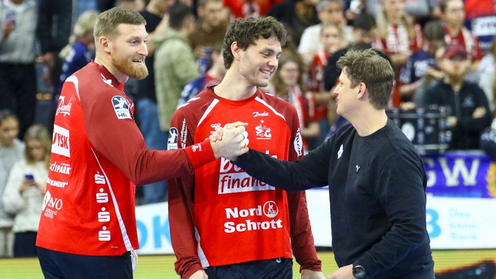 Flensburgs Ex-Trainer Nicolej Krickau (r) begrüßte seine früheren Spieler Blaz Blagotinsek (l) und Niclas Kirkelökke.
