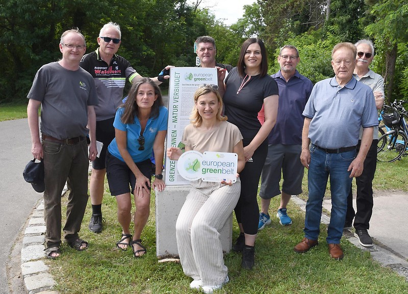 Zusammen mit Gemeinden stellt der Naturschutzbund Grenzmarken auf, um die historische und naturschutzfachliche Bedeutung des Grünen Bands zu unterstreichen – hier in Mörbisch im Burgenland 
