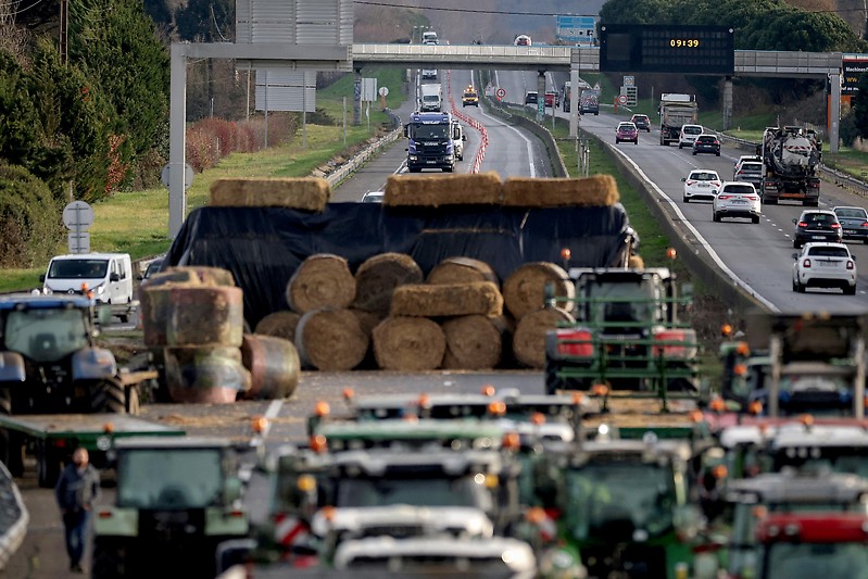 Bauern blockieren eine Autobahn im Südwesten Frankreichs