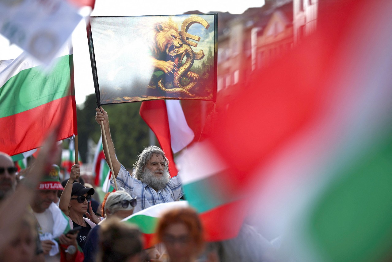Ein Demonstrant hält ein Transparent bei einer Demonstration gegen den Beitritt Bulgariens zur Eurozone. 