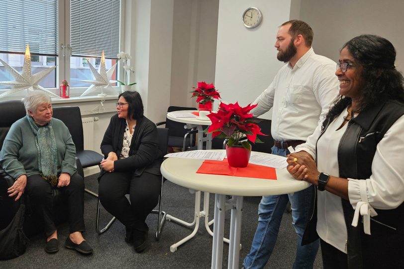 Siva Jeyathas, Christian Mertens und Davina Rohloff vom Herner Caritasverband (v. r.) präsentierten das Wohnkonzept der Senioren-WGs und beantworteten Fragen.