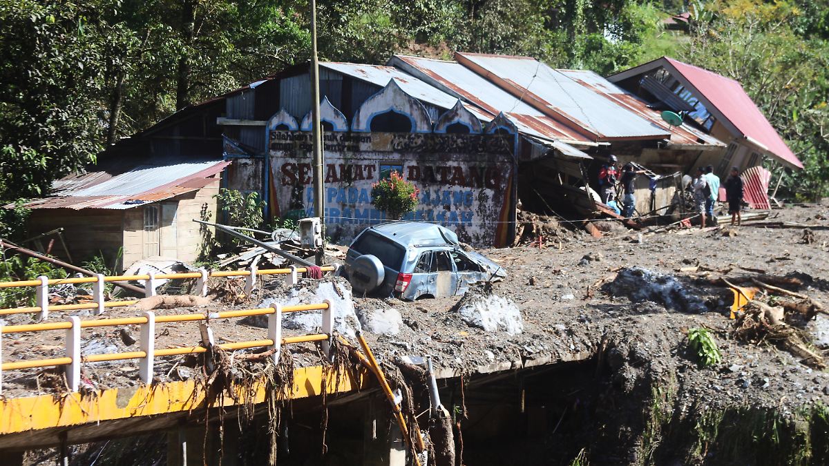 Hunderte Vermisste: Mehr als 1000 Tote bei Überschwemmungen in Asien