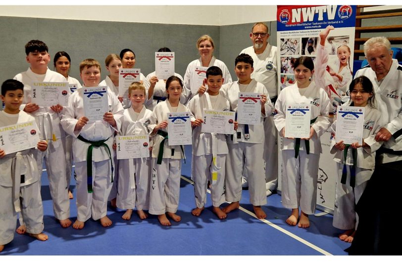 Schüler der Taekwon-Do Abteilung des TV Wanne 1885 bestanden kurz vor Weihnachten 2025 die Prüfung zur nächsthöheren Graduierung.