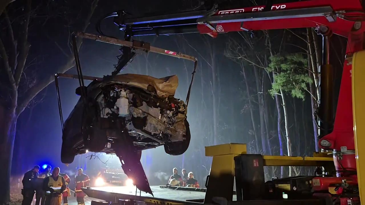 Retter kämpften noch um ihr Leben: Zwei Frauen sterben bei Frontal-Crash in Brandenburg | Regional